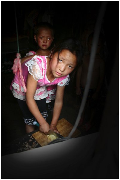 1145 - the girl take girl of family - LU Hanghang - china.jpg